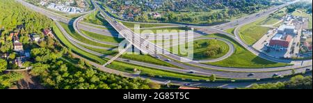 Mehrstufige Autobahnkreuzung. Spaghetti-Kreuzung auf der internationalen Autobahn A4, dem Teil der Autobahn um Krakau, Polen. Luftpanorama Stockfoto