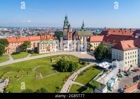 Gotische Königliche Wawel-Kathedrale in Krakau, Polen, mit Renaissance-Sigismund-Kapelle mit goldener Kuppel, Innenhof, Park und Touristen. Luftaufnahme in s Stockfoto