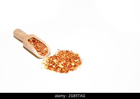 Holzlöffel und Stapel getrockneter Chilischoten oder Chilischoten in einem Hügel. Stockfoto