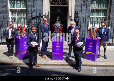 London, Großbritannien. Juli 2021. Premierminister Boris Johnson steht mit Botschaftern und Führungskräften vor der Rugby League World Cup 2021. Von links nach rechts, Jodie Cunningham, Botschafter, Jason Robinson, Botschafter, Jon Dutton, Chief Executive, Premierminister, Boris Johnson, Chris Brindley, James Simpson, Botschafter für Rollstuhl und Stuhl. Kredit: Mark Thomas/Alamy Live Nachrichten Stockfoto