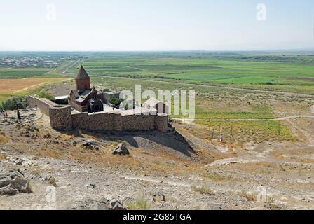 Das armenische Kloster Khor Virap mit der türkisch-armenischen Grenze im Hintergrund Stockfoto