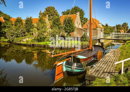 Enkhuizen, Niederlande. September 2020. Der alte Hafen mit seinen traditionellen Fischerbooten in Enkhuizen. Hochwertige Fotos Stockfoto