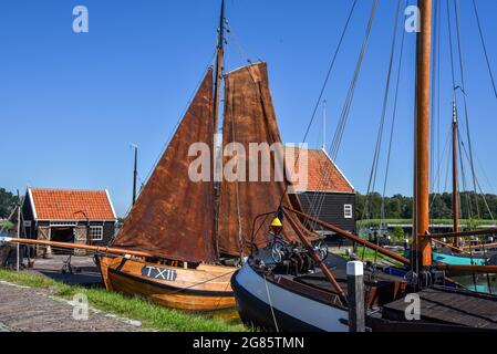 Enkhuizen, Niederlande. September 2020. Der alte Hafen mit seinen traditionellen Fischerbooten in Enkhuizen. Hochwertige Fotos Stockfoto