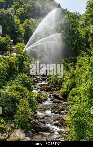 Wasserstrahlen aus der Glen Lyn Gorge, Lynmouth, Exmoor National Park, Devon, England, VEREINIGTES KÖNIGREICH Stockfoto