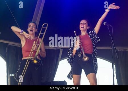 BARCELONA, ESPAÑA – JULIO 9. Marina y Berta Gala (Trompetas) de Gertrudis en concierto en el Escenario Time Out del Festival Cruïlla 2021 Stockfoto