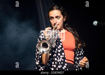 BARCELONA, ESPAÑA – JULIO 9. Berta Gala (Trompeta) de Gertrudis durante el concierto de la banda en el Escenario Time out del Festival Cruïlla 2021 Stockfoto