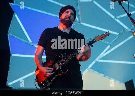 BARCELONA, ESPAÑA – JULIO 9. Juan Aguirre (Guitarra) de Amaral en concierto en el Escenario Estrella Damm del Festival Cruïlla 2021 Stockfoto