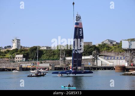 Plymouth, Großbritannien. 17.. Juli 2021. Tag 1 der SailGP Veranstaltung, die an diesem Wochenende in Plymouth stattfindet. Das britische SailGP-Team, das von Ben Ainslie, dem erfolgreichsten olympischen Segler aller Zeiten, geführt wird, besteht aus einigen der besten Sporttalente des Landes mit olympischen Medaillen in verschiedenen Sportarten. Kredit: Julian Kemp/Alamy Live Nachrichten Stockfoto