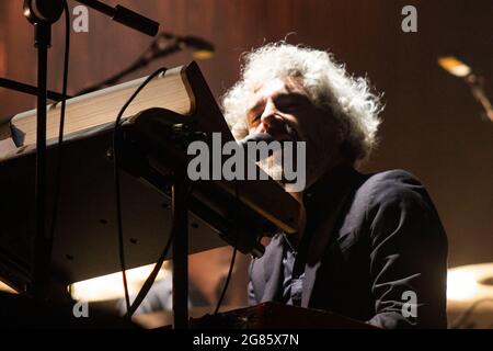 BARCELONA, ESPAÑA – JULIO 10. Abraham Boba León Benavente en concierto en el Escenario Cruïlla Enamora del Festival Cruïlla 2021 Stockfoto