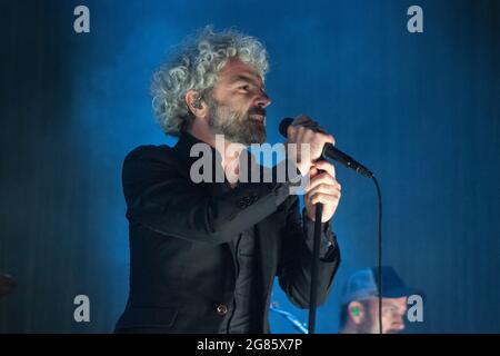 BARCELONA, ESPAÑA – JULIO 10. Abraham Boba León Benavente en concierto en el Escenario Cruïlla Enamora del Festival Cruïlla 2021 Stockfoto