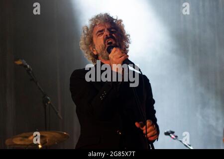 BARCELONA, ESPAÑA – JULIO 10. Abraham Boba León Benavente en concierto en el Escenario Cruïlla Enamora del Festival Cruïlla 2021 Stockfoto