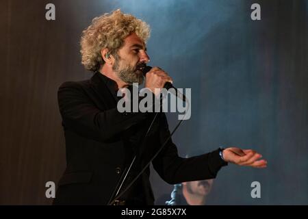 BARCELONA, ESPAÑA – JULIO 10. Abraham Boba León Benavente en concierto en el Escenario Cruïlla Enamora del Festival Cruïlla 2021 Stockfoto