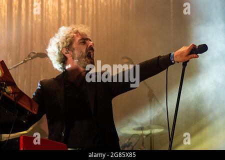 BARCELONA, ESPAÑA – JULIO 10. Abraham Boba León Benavente en concierto en el Escenario Cruïlla Enamora del Festival Cruïlla 2021 Stockfoto