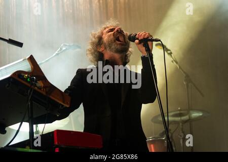 BARCELONA, ESPAÑA – JULIO 10. Abraham Boba León Benavente en concierto en el Escenario Cruïlla Enamora del Festival Cruïlla 2021 Stockfoto