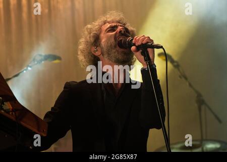 BARCELONA, ESPAÑA – JULIO 10. Abraham Boba León Benavente en concierto en el Escenario Cruïlla Enamora del Festival Cruïlla 2021 Stockfoto