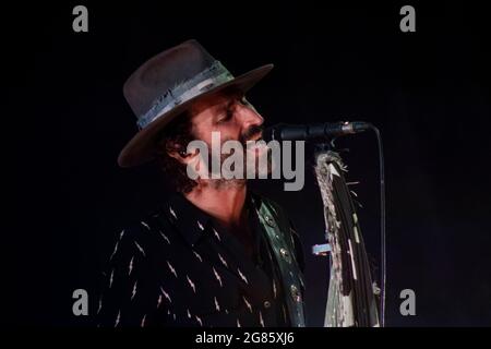 BARCELONA, ESPAÑA – JULIO 10. Leiva en concierto en el Escenario Cruïlla Enamora del Festival Cruïlla 2021 en Barcelona, España Stockfoto