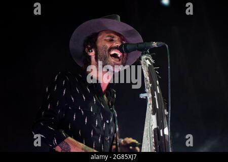 BARCELONA, ESPAÑA – JULIO 10. Leiva en concierto en el Escenario Cruïlla Enamora del Festival Cruïlla 2021 en Barcelona, España Stockfoto