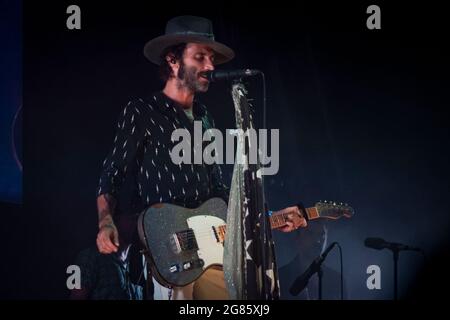 BARCELONA, ESPAÑA – JULIO 10. Leiva en concierto en el Escenario Cruïlla Enamora del Festival Cruïlla 2021 en Barcelona, España Stockfoto