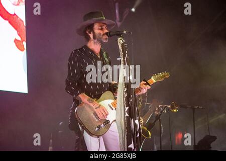 BARCELONA, ESPAÑA – JULIO 10. Leiva en concierto en el Escenario Cruïlla Enamora del Festival Cruïlla 2021 en Barcelona, España Stockfoto