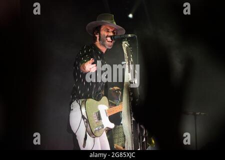 BARCELONA, ESPAÑA – JULIO 10. Leiva en concierto en el Escenario Cruïlla Enamora del Festival Cruïlla 2021 en Barcelona, España Stockfoto