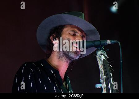 BARCELONA, ESPAÑA – JULIO 10. Leiva en concierto en el Escenario Cruïlla Enamora del Festival Cruïlla 2021 en Barcelona, España Stockfoto