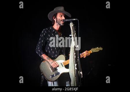 BARCELONA, ESPAÑA – JULIO 10. Leiva en concierto en el Escenario Cruïlla Enamora del Festival Cruïlla 2021 en Barcelona, España Stockfoto