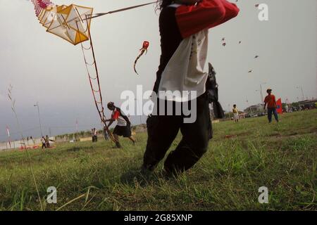 Männer fliegen einen Riesendrachen während des Jakarta International Kite Festival 2004, das am 9-11. Juli am Carnival Beach in Ancol Dreamland, North Jakarta, Jakarta, Indonesien, stattfand. Stockfoto