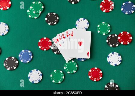 Casino Pocker Chips und Spielkarten auf grünen Stofftisch Stockfoto