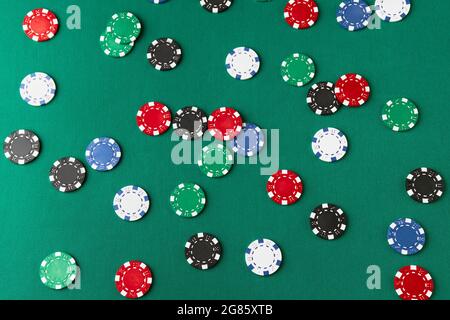 Hintergrund aus Casino Pocker Spielchips auf grünem Tisch Stockfoto