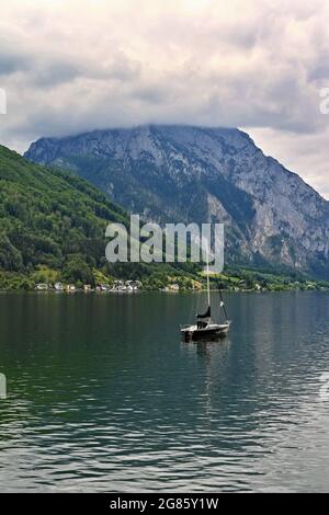 Schöne neblige und wolkige Landschaft mit See und Bergen im Sommer. Natürlicher, farbenfroher Hintergrund. Traunsee im österreichischen Applaus - Gmunden. Stockfoto