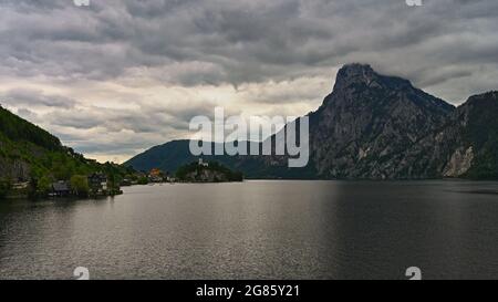 Schöne neblige und wolkige Landschaft mit See und Bergen im Sommer. Natürlicher, farbenfroher Hintergrund. Traunsee im österreichischen Applaus - Gmunden. Stockfoto