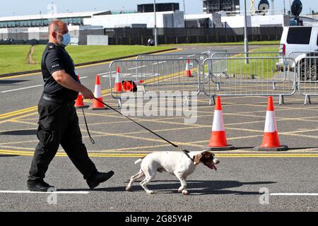 Silverstone, Großbritannien. Juli 2021. Atmosphäre im Schaltkreis - Sicherheit. 17.07.2021. Formel-1-Weltmeisterschaft, Rd 10, Großer Preis Von Großbritannien, Silverstone, England, Qualifizierender Tag. Bildnachweis sollte lauten: XPB/Press Association Images. Quelle: XPB Images Ltd/Alamy Live News Stockfoto