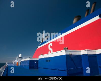 Der rot, weiß und blau gefärbte Überbau der Stena Line rollt auf Roll-off-Fähre in der Irischen See zwischen Birkenhead und B Stockfoto