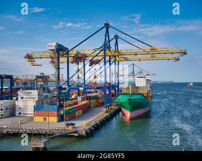 An einem sonnigen Abend im Juni 2021 laden und entladen Containerschiffe am Containerterminal im Hafen von Belfast Stockfoto