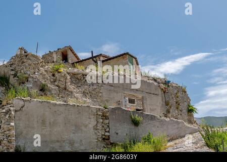 Einige Häuser im historischen Zentrum von Castelluccio di Norcia, Italien, wurden durch das Erdbeben von 2016 schwer beschädigt Stockfoto