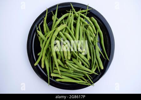 Draufsicht auf den Haufen der Radish Pods isoliert auf weißem Hintergrund. Frische Bio-indische und pakistanische Gemüse selektive Fokus auf frische saisonale Gemüse gr Stockfoto