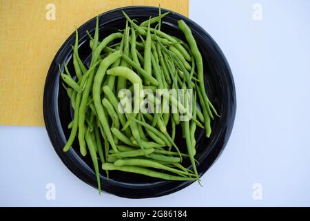 Rettich Pods Haufen isoliert auf weißem Hintergrund. Frische Bio-indischen und pakistanischen Gemüse selektiven Fokus auf frische saisonale Gemüse grünen Pfahl Stockfoto