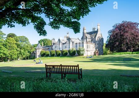 Eine Holzbank im Lauriston Castle, Schottland Stockfoto