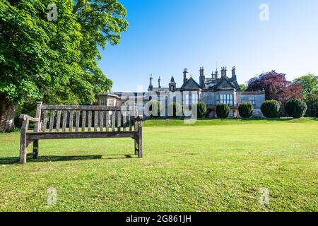 Eine Holzbank im Lauriston Castle, Schottland Stockfoto