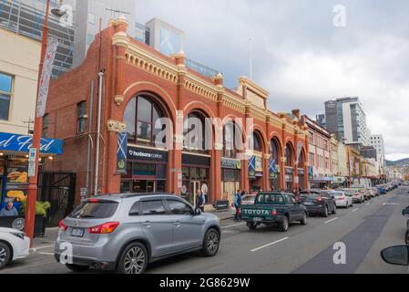 In dem umbauten und umbauten Gebäude aus der viktorianischen Ära Webster and Sons aus dem Jahr 1831 in der Liverpool Street, Hobart, Tasmanien, befinden sich Lebensmittel und andere Einzelhandelsgeschäfte Stockfoto