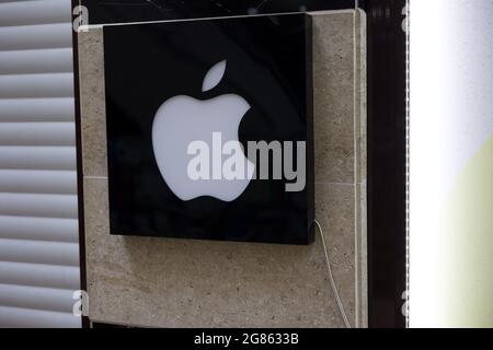 Bischkek , Kirgisistan - 17. Juli 2021 : Apple-Logo auf einem Apple-Geschäft. Stockfoto