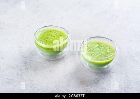Grüner Matcha-Tee-Drink auf hellem Stein Hintergrund. Konzept der japanischen Teezeremonie. Speicherplatz kopieren Stockfoto