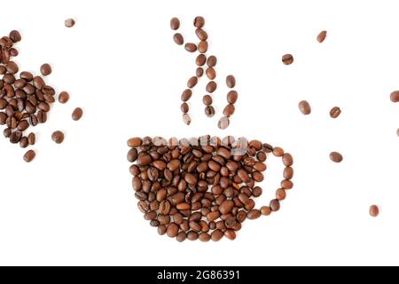 Kaffeebohnen. Eine Tasse Kaffee aus Kaffeebohnen auf weißem Hintergrund. Braun Stockfoto