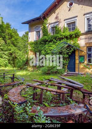 Lost Place, bewachsener Biergarten mit moosigen Sitzbereichen, Gasthof Obermühltal, Bayern, Deutschland, Europa Stockfoto