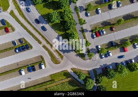 Autos von oben nebeneinander geparkt, Parkplatz, Bayern, Deutschland, Europa Stockfoto