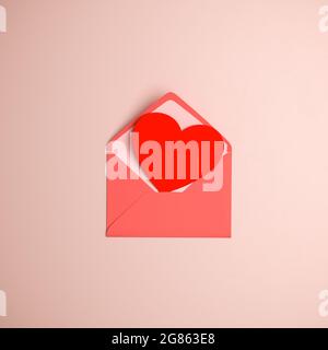 Liebesbrief: Offener Umschlag und eine rote Herzform, die auf rotem Hintergrund hervorsteht Stockfoto