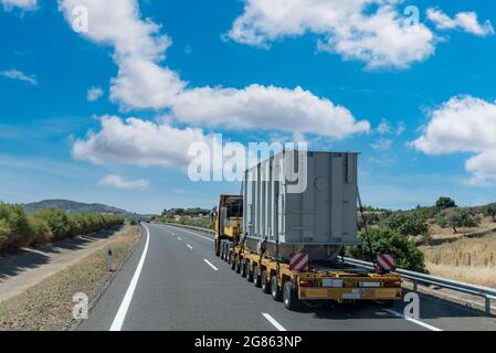 Sondertransport, Sattelschlepper mit vielen Achsen und Rädern, um sehr schwere Güter zu transportieren. Stockfoto