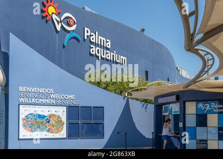 Platja de Palma, Spanien; 16 2021. juli: Touristisches Unterhaltungsunternehmen Palma Aquarium befindet sich an einem sonnigen Tag auf der Insel Mallorca Stockfoto