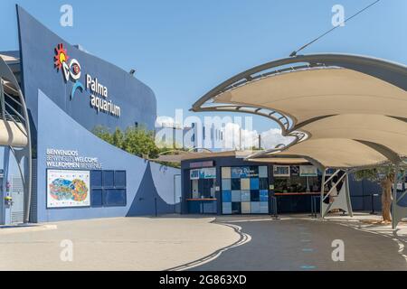 Platja de Palma, Spanien; 16 2021. juli: Touristisches Unterhaltungsunternehmen Palma Aquarium befindet sich an einem sonnigen Tag auf der Insel Mallorca Stockfoto