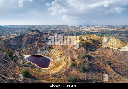 Giftiger See in verlassenen Kupferminen und Abfallhaufen in der Nähe von Kampia, Zypern. Luftpanorama Stockfoto